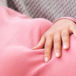 مطالعات بالینی نشان می‌دهد استفاده از دوش واژینال با محلول نمکی در زنان باردار با دهانه رحم کوتاه می‌تواند با کاهش التهاب دستگاه تناسلی و کنترل عفونت‌ها، در پیشگیری از زایمان زودرس مؤثر باشد.